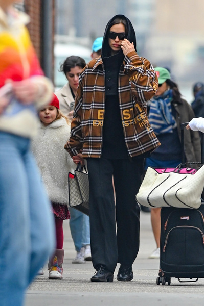 Две красотки: Ирина Шейк в клетчатой куртке и с сумкой Gucci наслаждается прогулкой с дочкой Леей