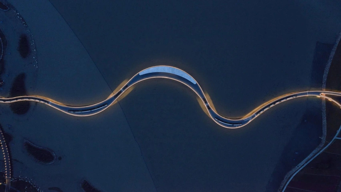 В Китае построили мост с детской площадкой | Источник: Чжу Жунцзы