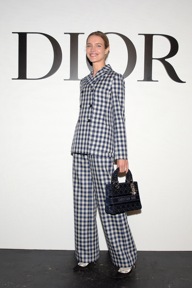 Фото №2 - Строгая элегантность: Наталья Водянова в брючном костюме в клетку на показе Dior