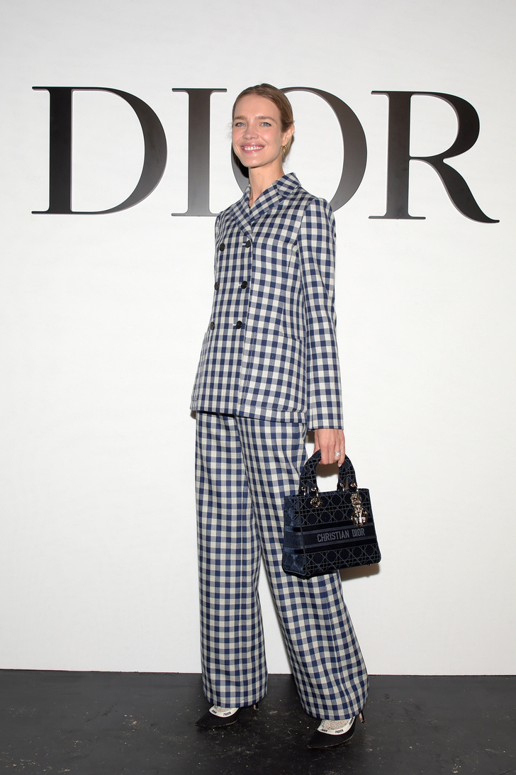 Строгая элегантность: Наталья Водянова в брючном костюме в клетку на показе Dior