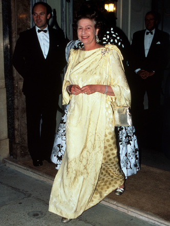 Стыдно вспомнить: 15 худших вечерних платьев королевских особ в истории