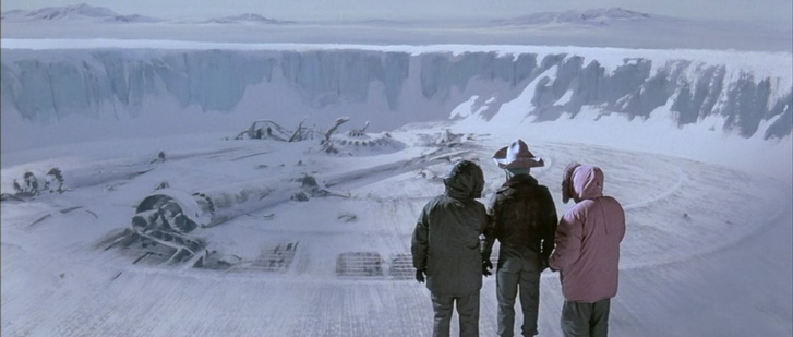 В оригинальном фильме 1951 года все происходило на Северном полюсе. Но в этом фильме режиссер Джон Карпентер перенес действия на Южный полюс.