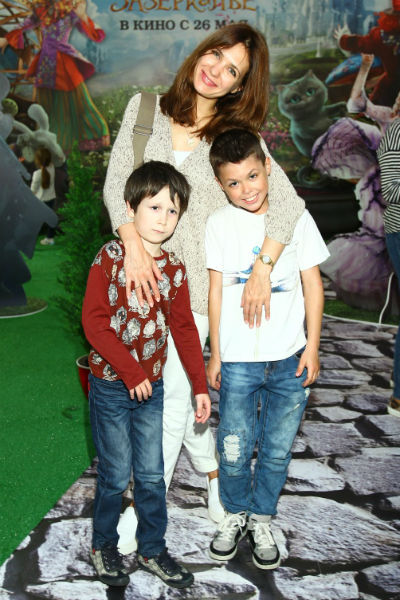 Екатерина Климова с сыновьями на показе фильма «Алиса в Зеркалье»