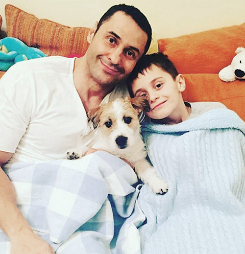 Стас со старшим сыном и джек-расселом Олафом, февраль 2016 года
