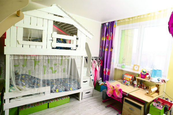В детской на втором ярусе кровати разместился домик для игр. К нему ведет отдельная лесенка