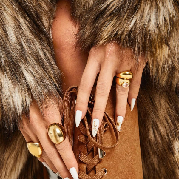 «С любовью, JLo»: золотой маникюр с инициалами Дженнифер Лопес | ELLE