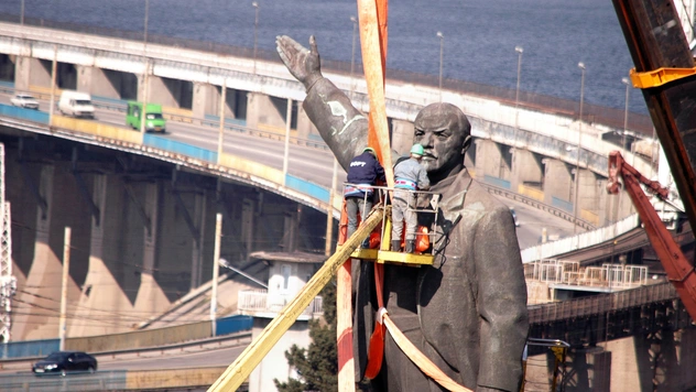 Где и в каких странах сносят памятники СССР