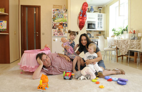 Актер Андрей Леонов с женой Анастасией и детьми - Аней и Мишей
