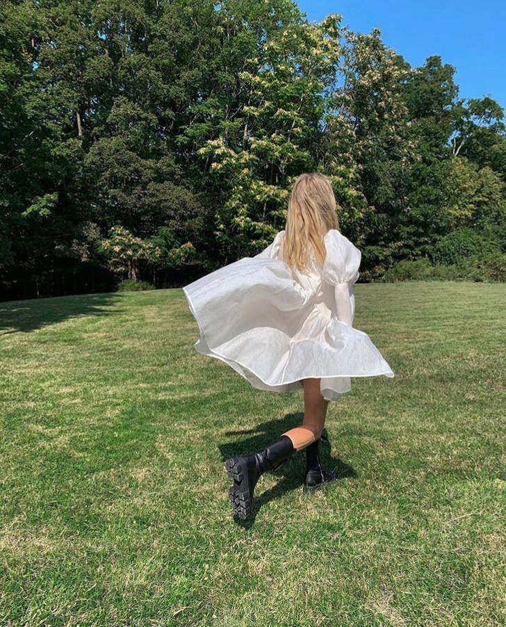 «Воздушное» платье + самые модные ботинки этого сезона: Эльза Хоск нашла наряд для тех, кто настроен на романтику