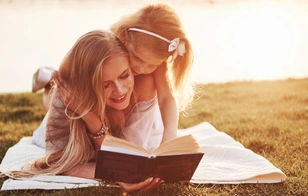Увлекательнее не придумаешь: 13 книг, которые нужно почитать с ребенком этим летом