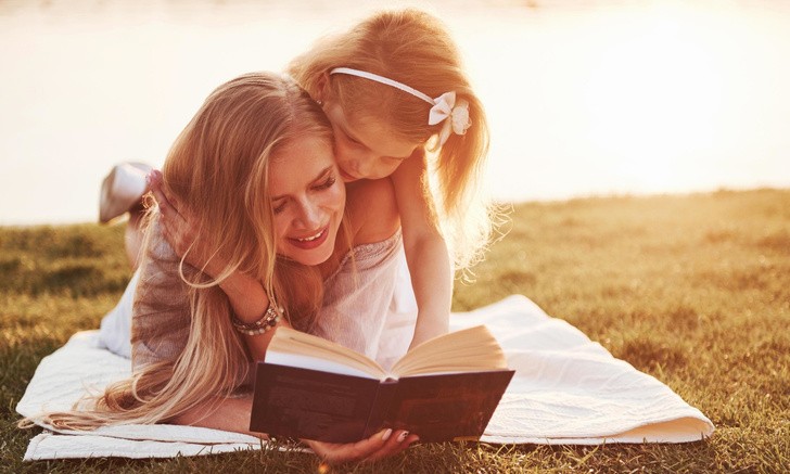 Увлекательнее не придумаешь: 13 книг, которые нужно почитать с ребенком этим летом