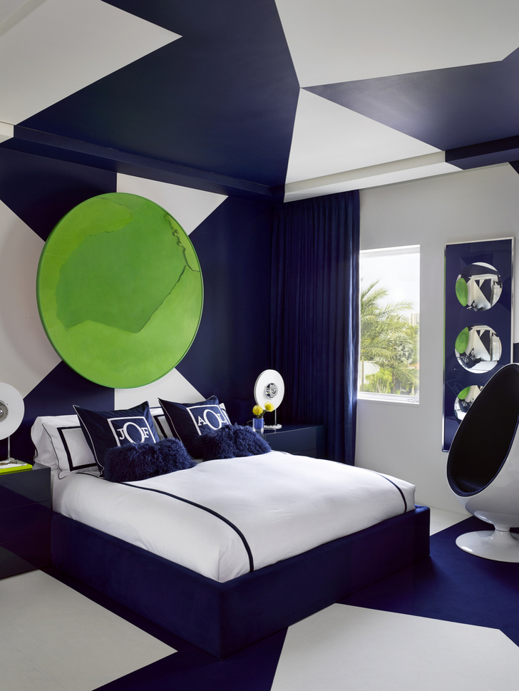Гостевая комната в синих тонах. Кресло Ball, дизайн Эро Аарнио. На стене — работа художника Мануэля Мериды Cercle Vert Lumiere.