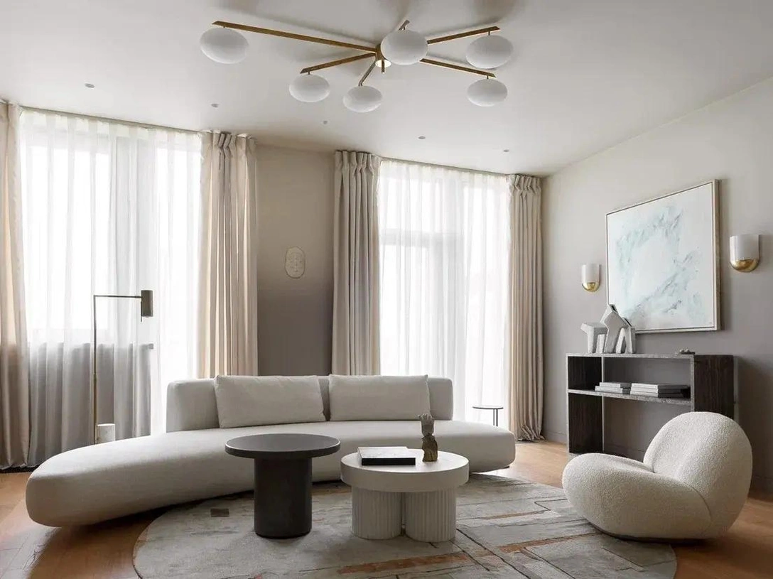 Гостиная. Диван Audrey, Gallotti&Radice. Консоль из серебряного травертина сделана на заказ по эскизам BHD Studio. Люстра над диванной группой, винтаж, Angelo Lelli. Бра и торшер, Kelly Wearstler. | Источник: Сергей Красюк