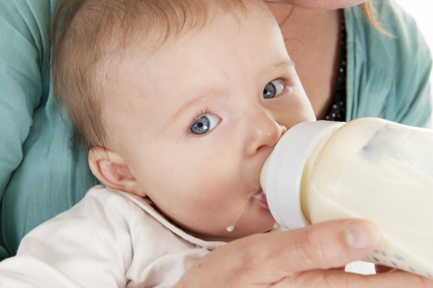 Можно давать воду грудному ребенку. Малыш молоко. Младенец с молоком. Створоженное молоко у грудничка.
