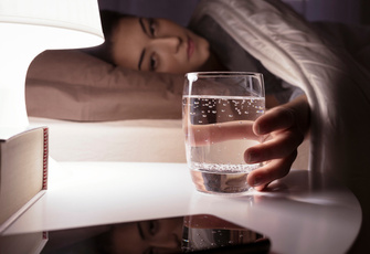 «Жажда — это симптом»: терапевт Кузнецова назвала 7 причин, почему по ночам хочется пить