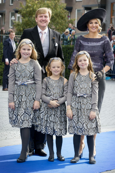 Король Виллем-Александр с женой и дочерьми