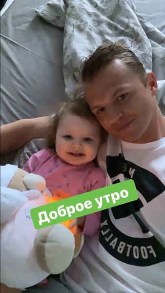 Дмитрий Тарасов забрал жену и дочку из роддома | woman.ru