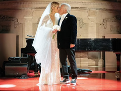 Самая секретная свадьба года: 81-летний жених-миллиардер, 47-летняя невеста-офтальмолог, за роялем Элтон Джон
