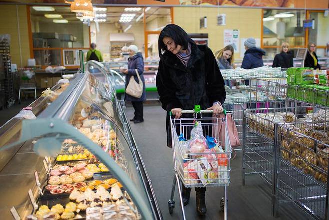 Блондинка, брюнетка и шатенка за рулем Volkswagen Tiguan