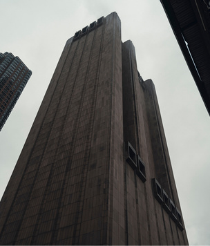 Зачем посреди Манхэттена построили 29-этажный небоскреб без окон
