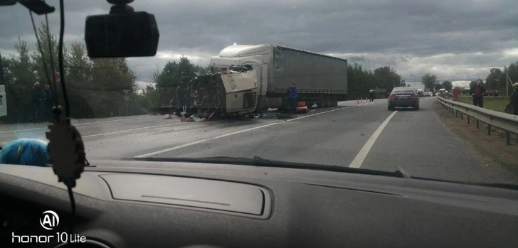 Фото с места аварии, в которой разбился Сергей Пускепалис