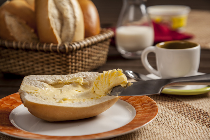 Диетолог Соломатина рассказала, для кого хлеб с маслом может оказаться ядом