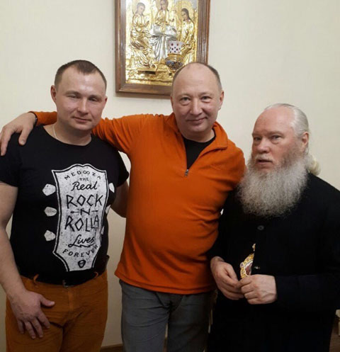Юрий Гальцев с сыном Михаилом (слева) и курганским митрополитом Иосифом (справа)