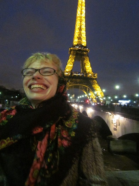 Янина Крочек на фоне  Эйфелевой башни, Париж