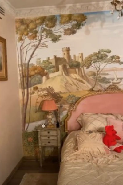 Кофе и засохшие цветы на полках: как выглядит квартира Жанны Фриске спустя 4 года после ее смерти