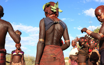 Удары судьбы: за что мужчины эфиопского племени бьют своих женщин
