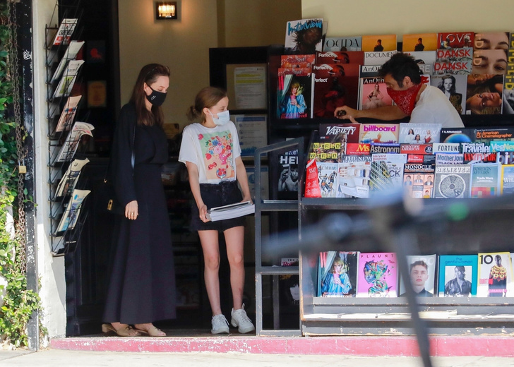 Новый черный Анджелины Джоли — с длинным рукавом и по щиколотку