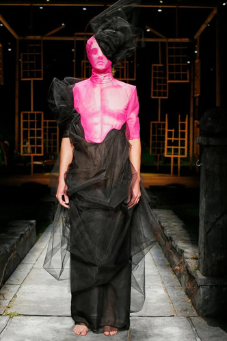 Скульптурные платья и деконструированные костюмы в коллекции-перформансе Thom Browne