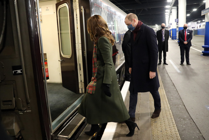 Посадка окончена! Принц Уильям и Кейт Миддлтон отправились в тур по Великобритании на королевском поезде