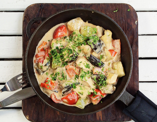 куриная печень с кабачками в мультиварке рецепты. . куриная печень с кабачками в мультиварке рецепты фото. куриная печень с кабачками в мультиварке рецепты-. картинка куриная печень с кабачками в мультиварке рецепты. картинка . Куриная печень в мультиварке – это основа для множества рецептов, которые идеально впишутся в повседневное меню. Прелесть подобных субпродуктов заключается в том, что они практически не требуют предварительной подготовки, быстро тушатся или обжариваются. При этом куриная печень не жесткая и в ней отсутствует горечь. Простой вкус этого продукта позволяет сочетать его с любыми гарнирами и дополнительными ингредиентами.
