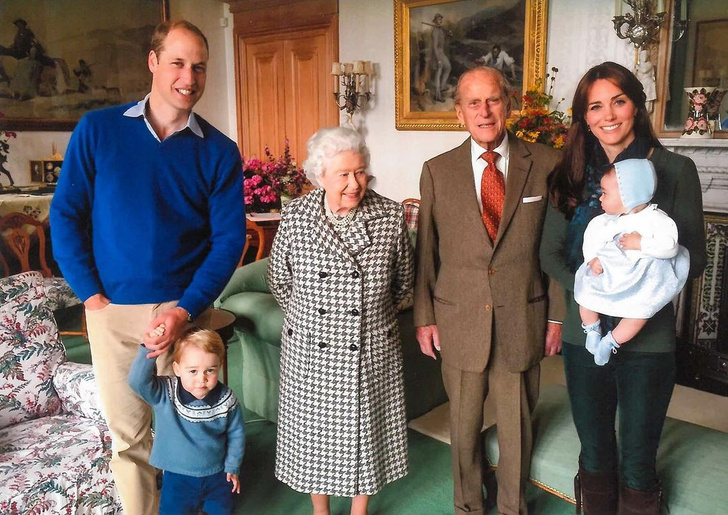 Два поколения Короны: неизвестные (и очень милые) фото Елизаветы и Филиппа с правнуками