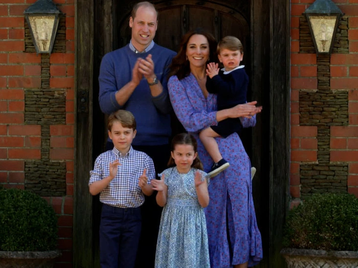 Герцог и герцогиня Кембриджские с детьми: принцем Луи, принцем Джорджем и принцессой Шарлоттой в Кенсингтонском дворце, 23 апреля 2020