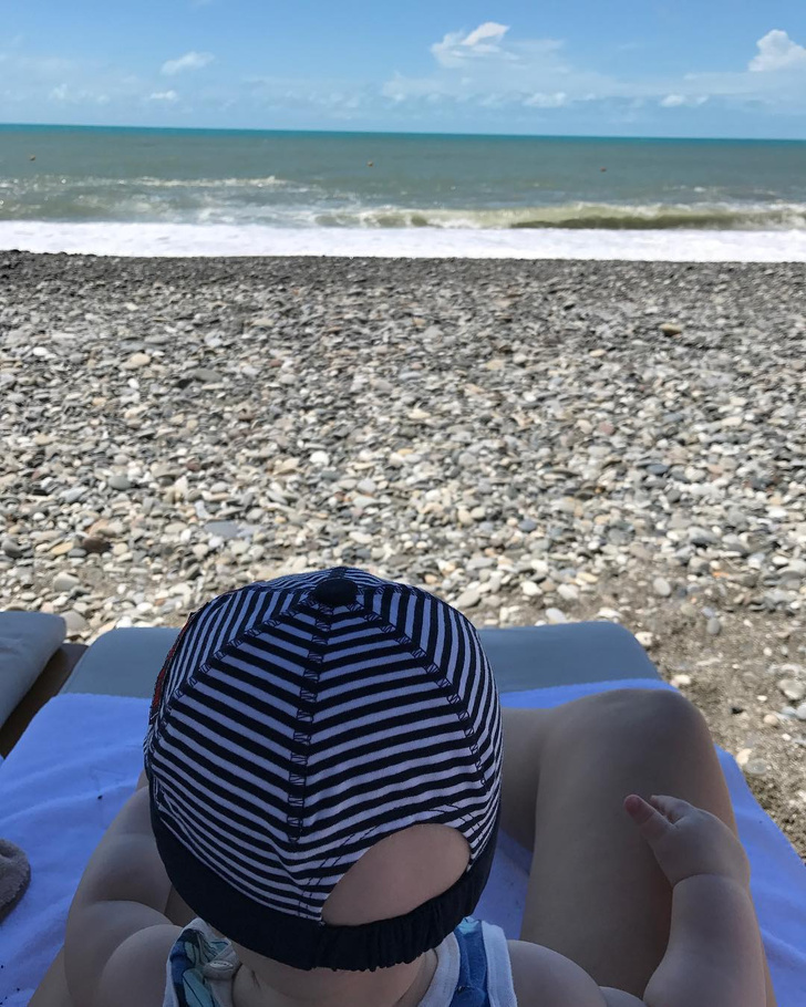 Ксения Собчак показала сына на пляже в Сочи