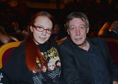 Дочь Михаила Ефремова: «Хочется вернуться домой, где отец никого не убивал»