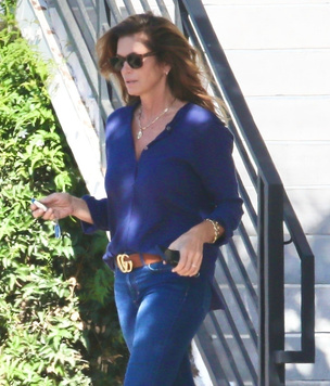 Простая синяя рубашка, джинсы и ремень Gucci: лучший летний casual выход Синди Кроуфорд этим летом
