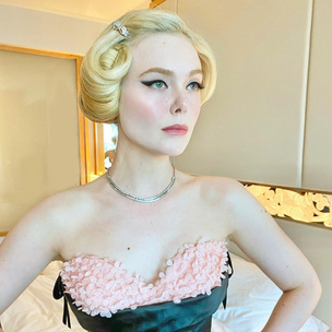 Розовые румяна и широкие стрелки: Эль Фаннинг продемонстрировала модный освежающий макияж на «Эмми-2022»