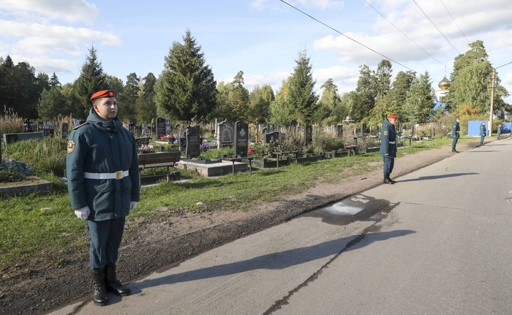 Главу МЧС России Евгения Зиничева похоронили в Санкт-Петербурге рядом с родителями