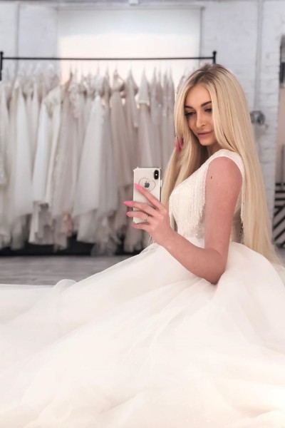 Кристина Дерябина успела выбрать свадебное платье