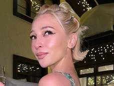 Амазонка или богиня? Настя Ивлеева встретила Новый год в наряде, едва прикрывающем тело