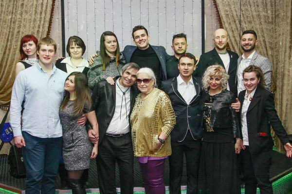 На свадьбе присутствовали лишь самые близкие друзья пары | Источник: Instagram (запрещенная в России экстремистская организация)