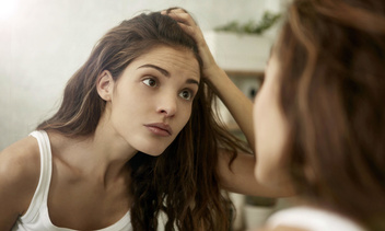 Прыщи на голове в волосах: причины и способы устранения
