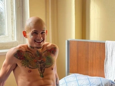 Кайфует у бассейна и ходит по ресторанам. Как проходят каникулы сбежавшего из России Моргенштерна