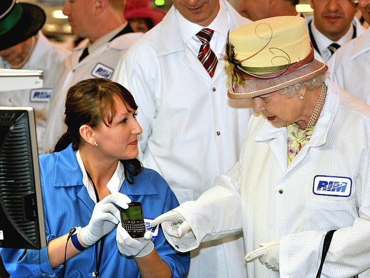 Забавная причина, почему Королева не пользуется мобильным телефоном