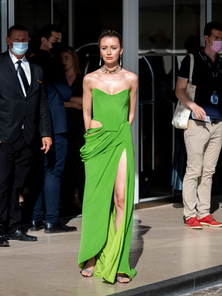 Зеленое лето: Наталья Османн на красной дорожке Каннского фестиваля в платье самого модного оттенка этого сезона