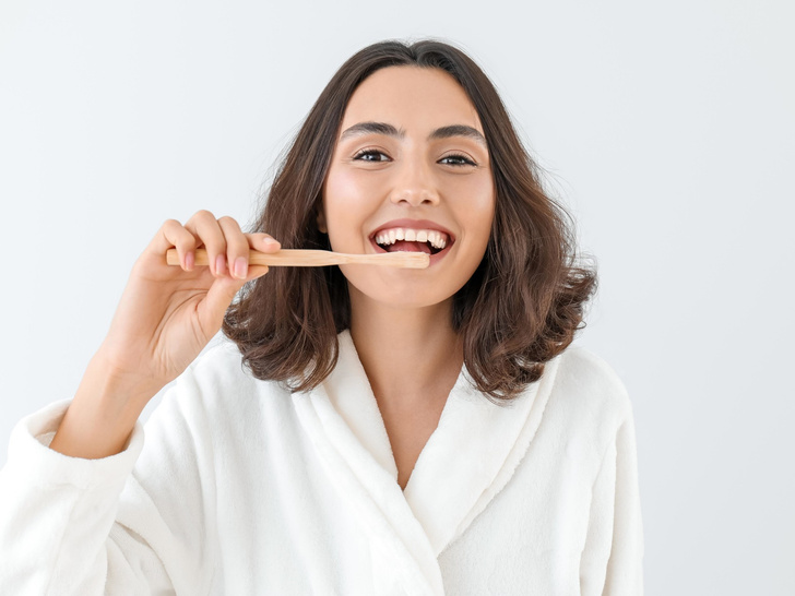 Придется платить вдвойне: 5 ошибок при чистке зубов, которые приводят к кариесу