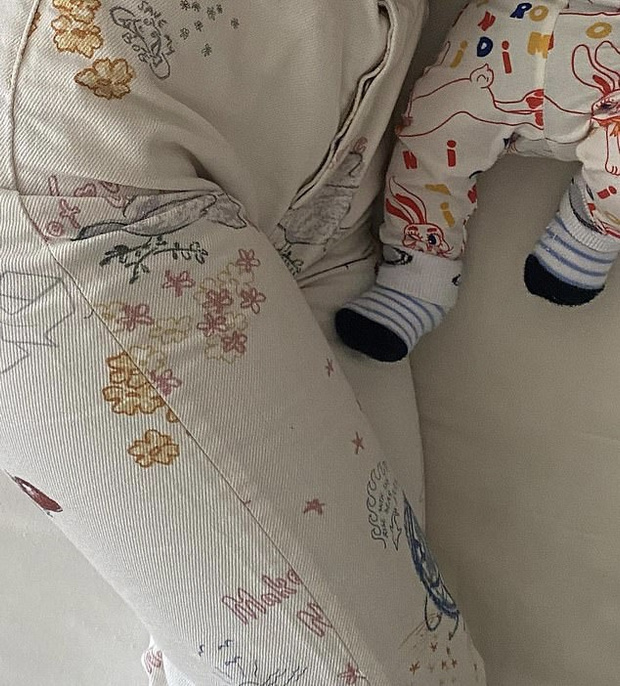 Фото №2 - Джинсы под цвет ползунков: Эмили Ратаковски отныне координирует свой стиль с двухмесячным малышом